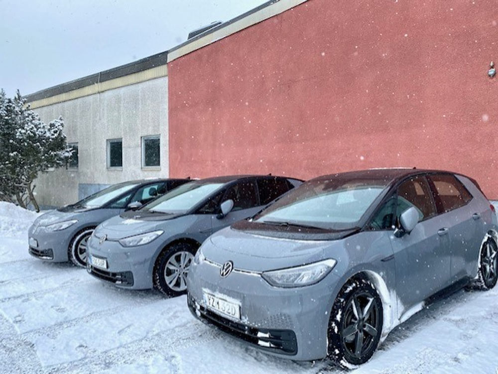 Bilar i snö
