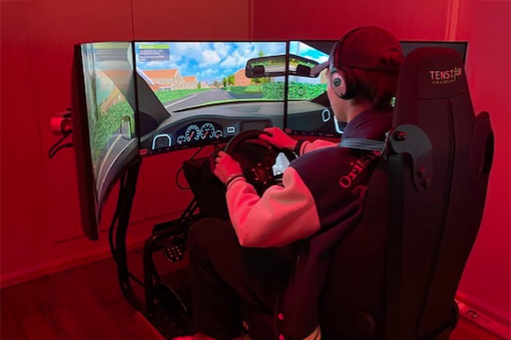 Elev som kör genom en simulator